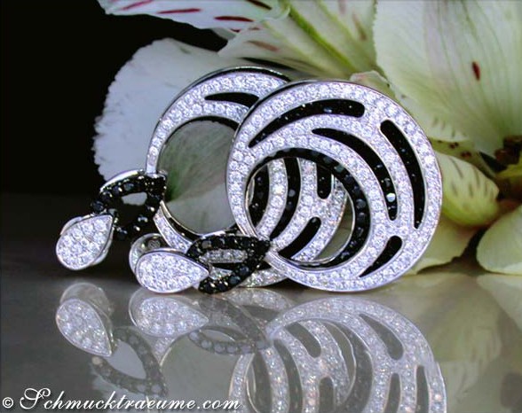 Schwarze und weiße Diamant-Ohrringe, Detailaufnahme, elegant, kontrastreich, makellose Verarbeitung.