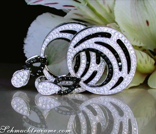 Schwarze und weiße Diamant-Ohrringe, Detailaufnahme, elegant, kontrastreich, makellose Verarbeitung.