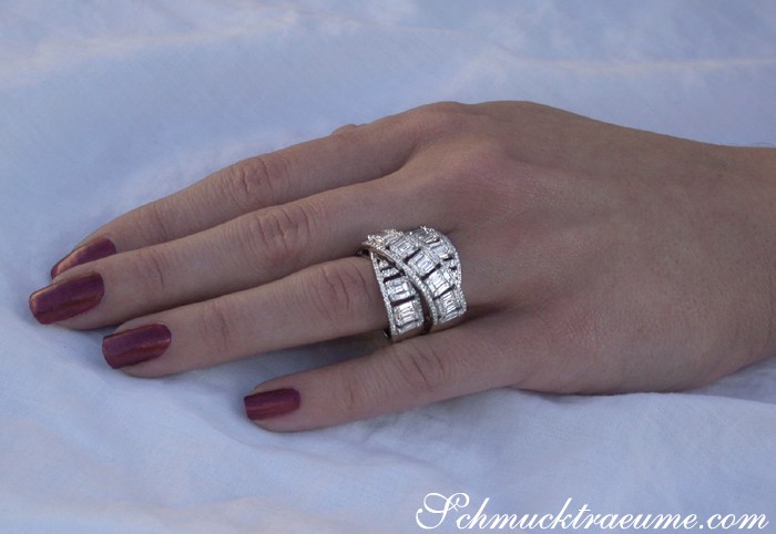 Detailansicht des überkreuzten Brillanten &amp; Diamanten Rings auf weißem Hintergrund