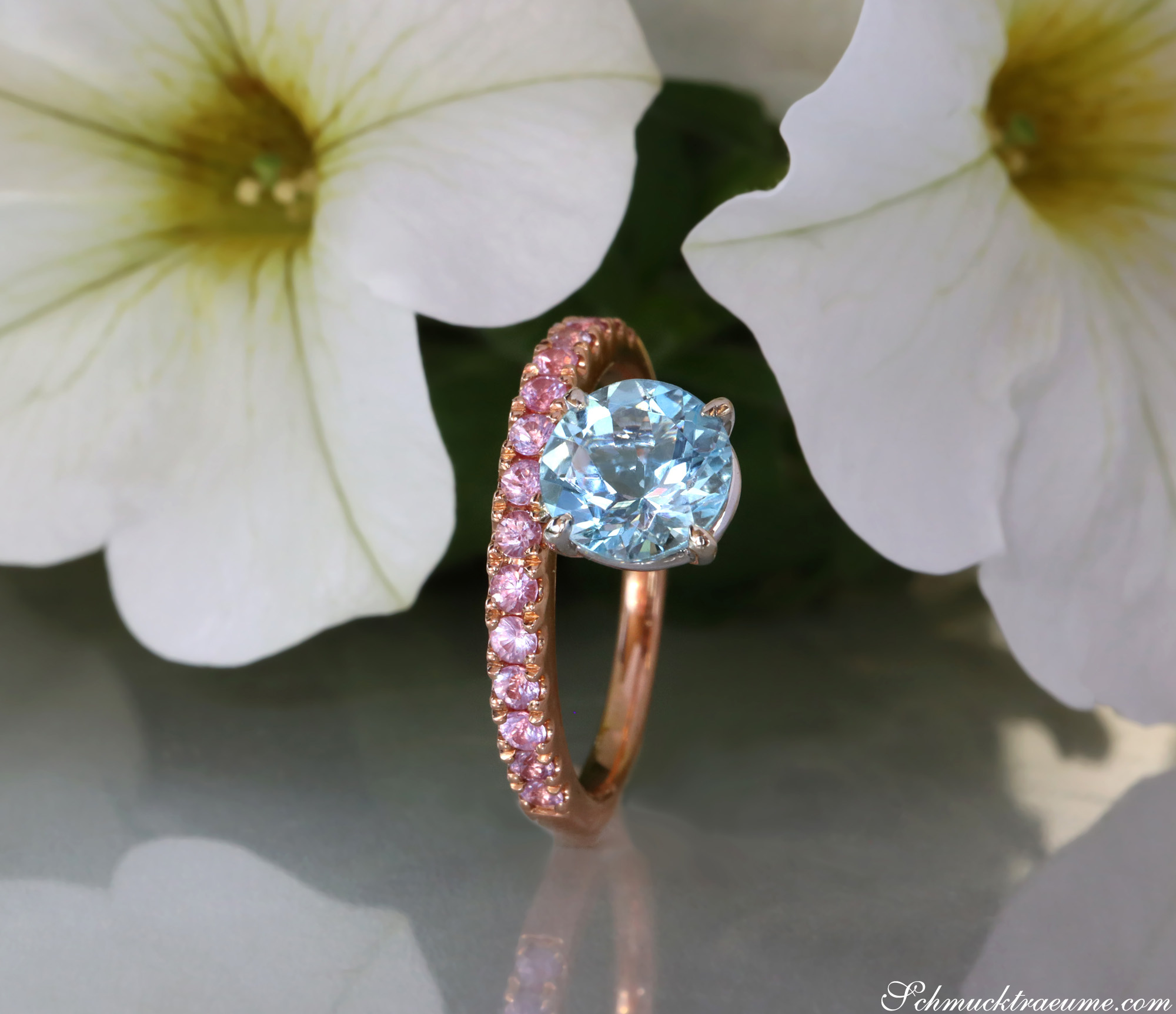 Raffinierter Aquamarin-Ring mit rosa Saphiren auf Blüte, Roségold 750