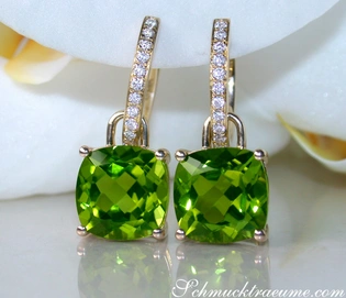 Goldene Ohrringe mit grünen Peridots und Diamanten, detailreich, elegant.