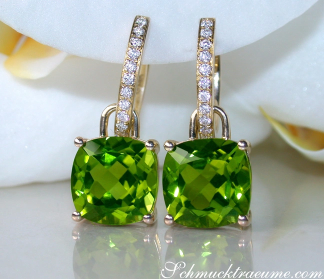 Goldene Ohrringe mit grünen Peridots und Diamanten, detailreich, elegant. Goldene Ohrringe mit grünen Peridots und Diamanten, detailreich, elegant.