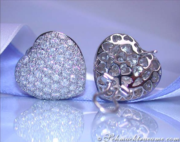 Diamant Herz Ohrstecker in Weißgold, Detailaufnahme, funkelnd, elegant