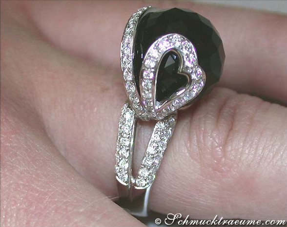 Weißgoldring mit Onyx und Brillanten, Detailaufnahme, elegant getragen