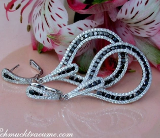 Schmucktraeume.com: Diamant-Ohrgehänge mit schwarzen Diamanten, 4,50 cm lang, Weißgold 750, floraler Hintergrund