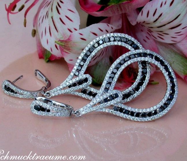 Schmucktraeume.com: Diamant-Ohrgehänge mit schwarzen Diamanten, 4,50 cm lang, Weißgold 750, floraler Hintergrund Schmucktraeume.com: Diamant-Ohrgehänge mit schwarzen Diamanten, 4,50 cm lang, Weißgold 750, floraler Hintergrund