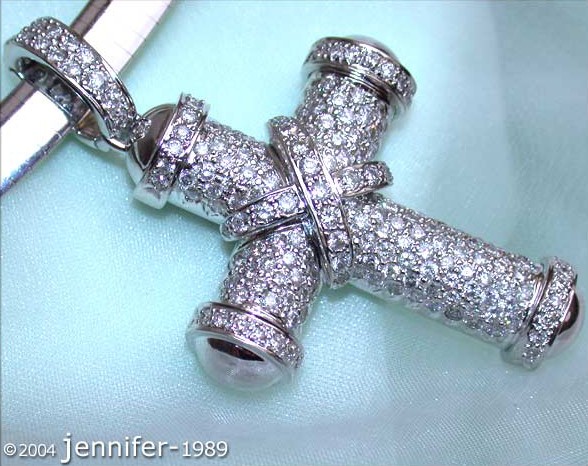 Weiße Diamantkreuzanhänger in Weißgold 750, Detailaufnahme, funkelnd, hochwertig verarbeitet