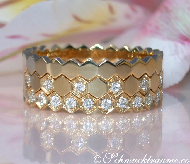 Goldener Diamant-Ring mit Hexagon-Muster und Diamanten, detailreich, elegant. Goldener Diamant-Ring mit Hexagon-Muster und Diamanten, detailreich, elegant.