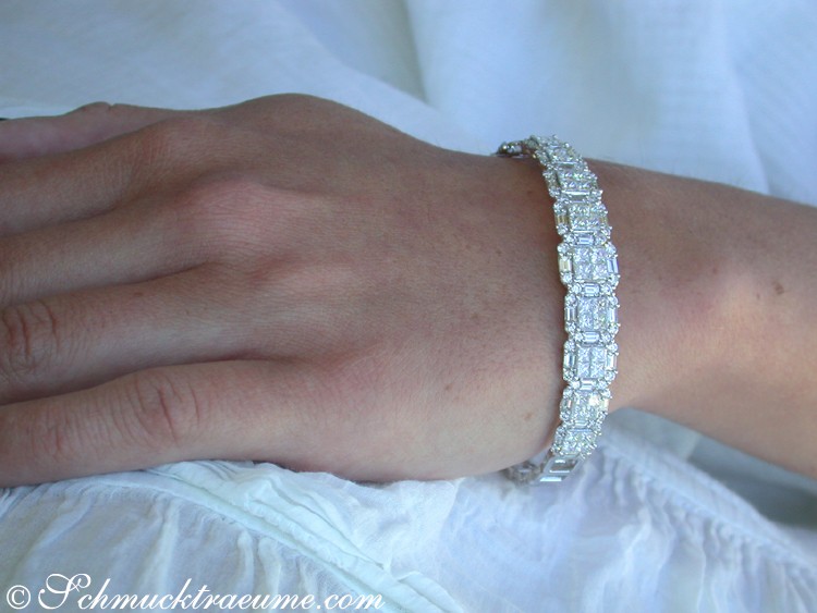 Prinzess- und Baguette-Diamant-Armreif auf weißer Seide, Detailaufnahme