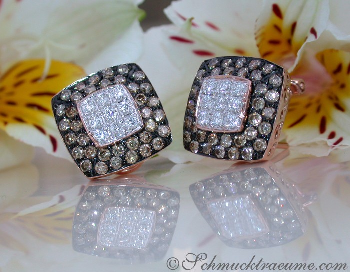 Roségold Ohrstecker mit braunen und weißen Brillanten, detailreich, blütenähnlich.