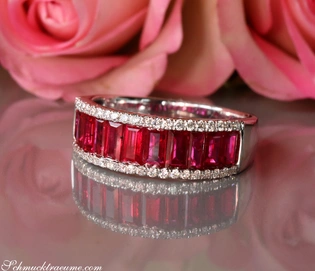 Rubin-Baguette-Ring mit Diamanten in Weißgold, Detailaufnahme