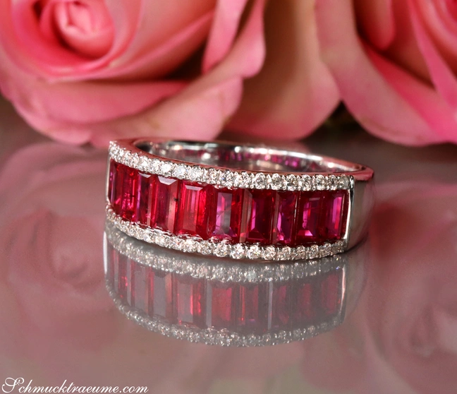 Rubin-Baguette-Ring mit Diamanten in Weißgold, Detailaufnahme Rubin-Baguette-Ring mit Diamanten in Weißgold, Detailaufnahme