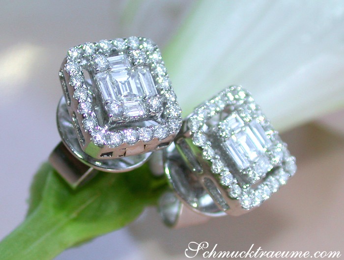 Verzierte Diamant-Ohrstecker mit Brillanten und Baguetteschliff, Detailaufnahme