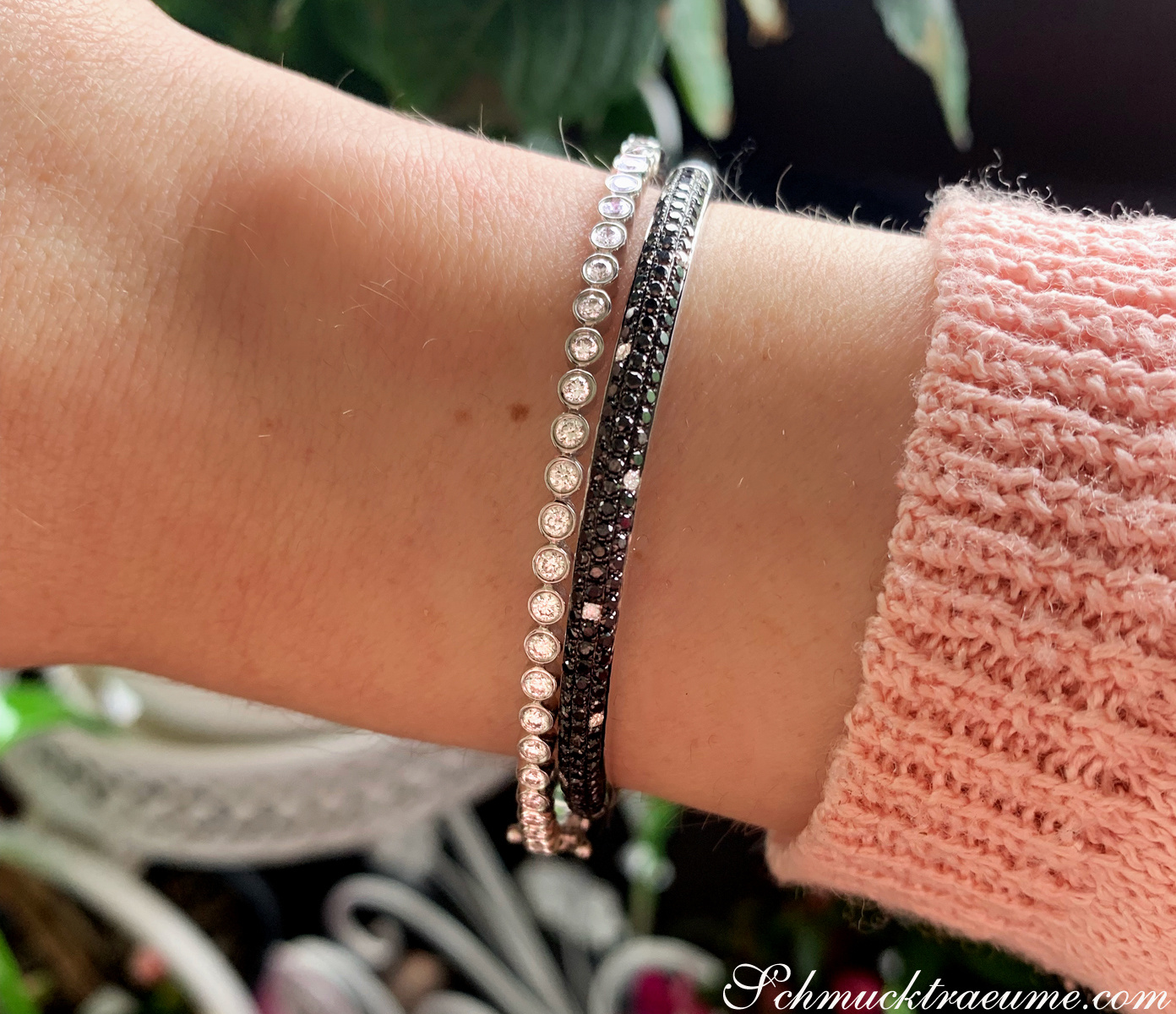 Armreif mit schwarzen Diamanten auf Hand, Detailaufnahme, elegant, Armbandarmreif