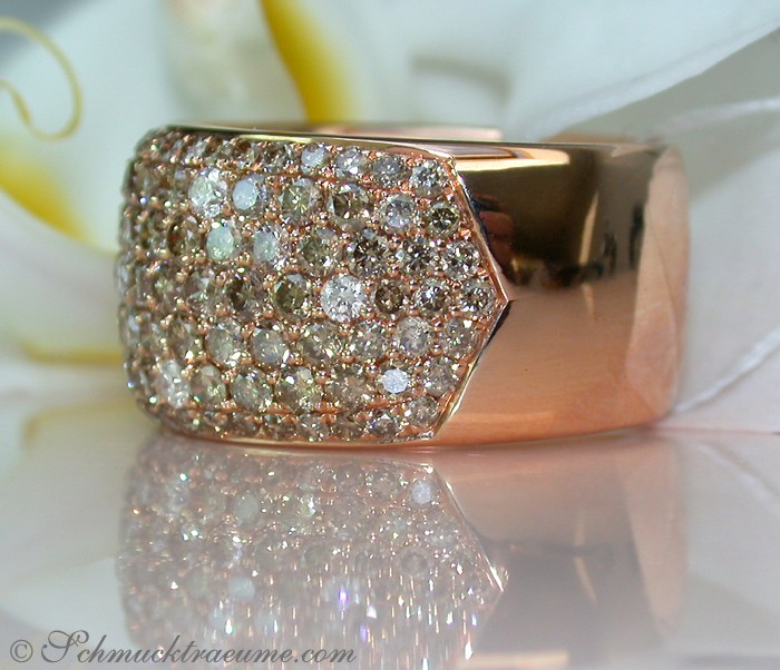 Detailansicht: Prachtvoller Ring mit naturbraunen Brillanten in Roségold 750.