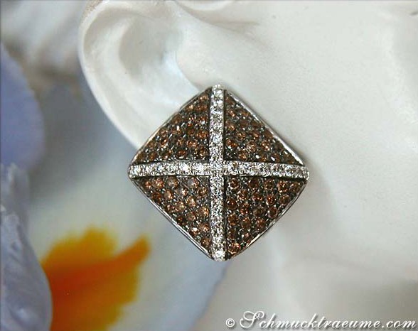 Detailansicht von Ohrsteckern in Weißgold mit naturbraunen und weißen Brillanten, quadratische Form, glänzende Oberfläche