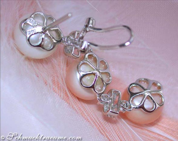 Pastell Süßwasserperlen Ohrgehänge mit Diamanten, Detailaufnahme, Perlendekor, Weißgold 585