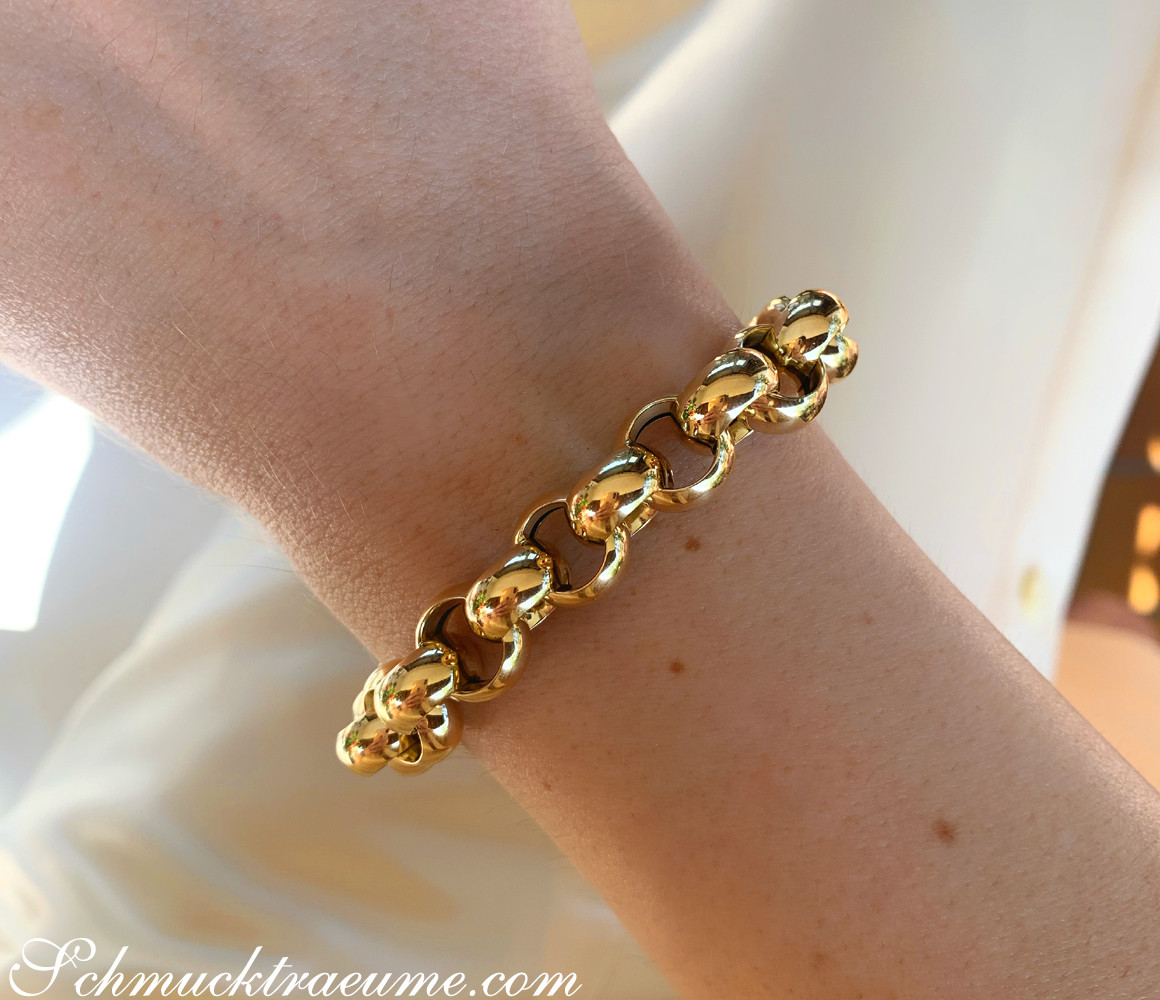 Goldarmband mit großem, glänzendem Gelbgoldkette auf Hand.