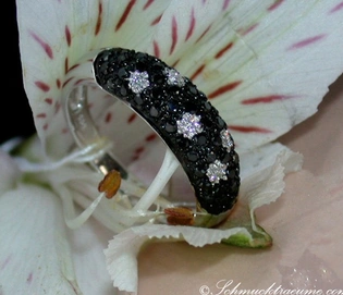 Schwarz-diamantierter Ring im Tupfen-Design auf Blüte, 0.540 Karat, Weißgold 585