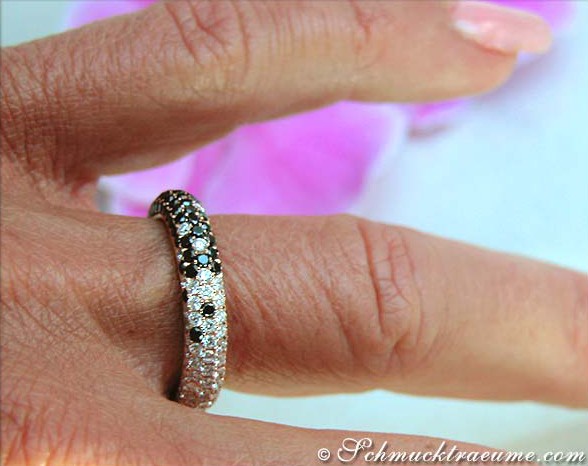 Memory-Ring mit schwarzen und weißen Diamanten auf handbesetztem Band, Detailaufnahme.