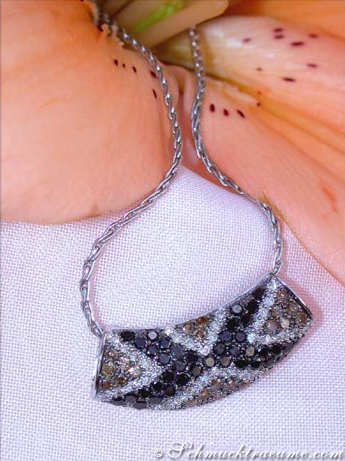 Detailansicht von Diamant-Anhänger mit weiß-braun-schwarzen Diamanten auf silberner Kette