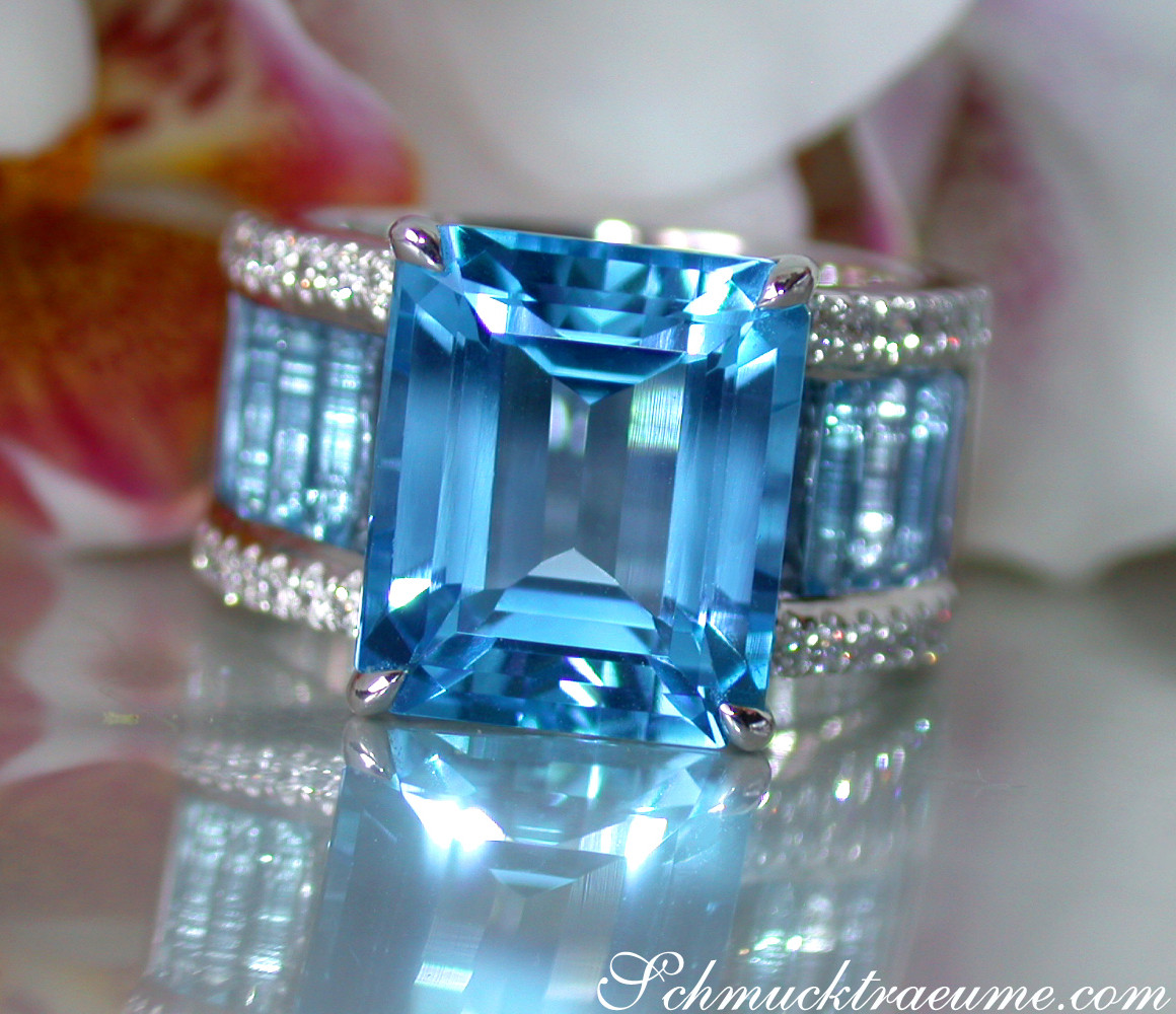 Blautopas-Ring mit Diamanten auf glänzender Oberfläche, detailreich, elegant.