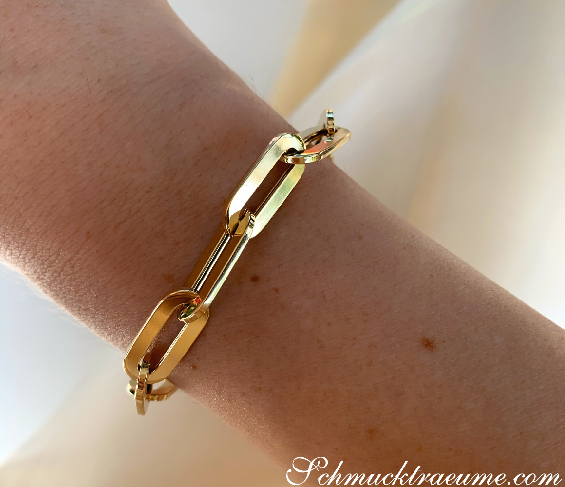 Goldarmband aus Gelbgold 585, Detailaufnahme, klare Linien, moderner Look