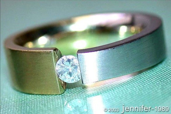 Goldener Spannring mit Brillant, Detailaufnahme, hochglänzend, seitlich.