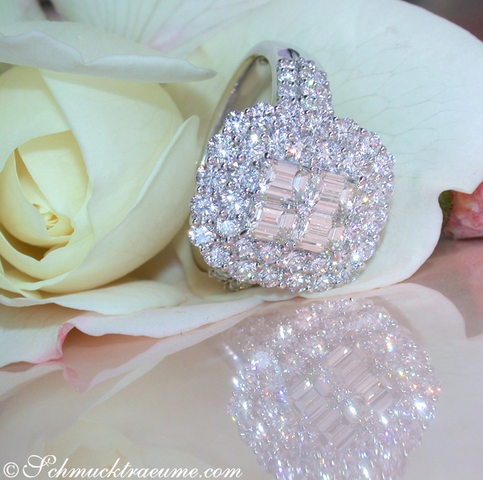 Weißgold-Ring mit Diamanten auf Rosenblatt