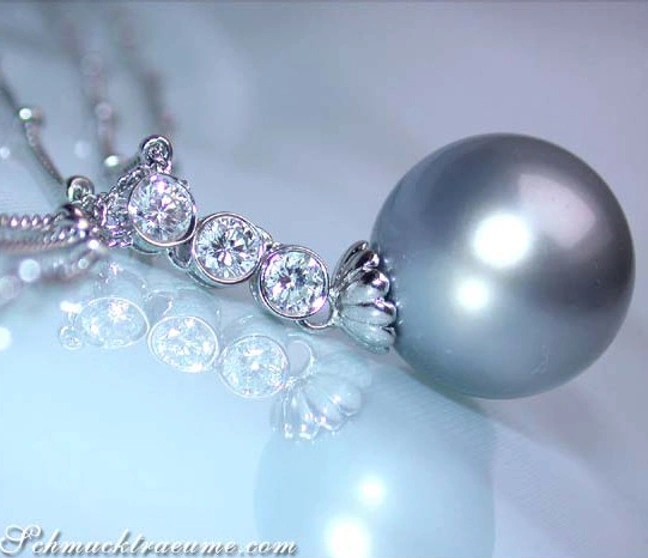 Weißgold Collier mit Tahitiperle und Brillanten, Detailaufnahme, makellose Perle, glänzende Diamanten, elegante Schmuckkette Weißgold Collier mit Tahitiperle und Brillanten, Detailaufnahme, makellose Perle, glänzende Diamanten, elegante Schmuckkette