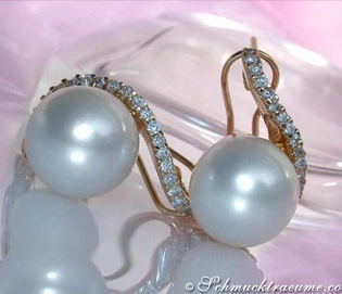 Goldene Ohrstecker mit großen Südseeperlen und Diamantbesatz