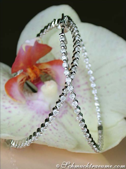 Diamantcreolen in Weißgold 750 mit 4.050 Karat auf Orchidee liegend