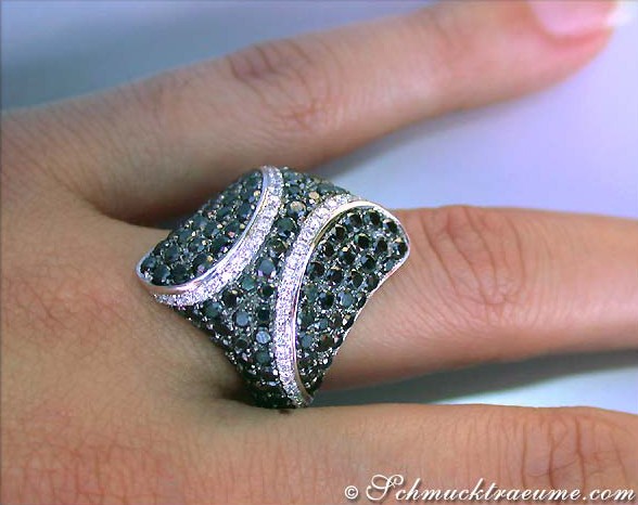 Schwarzer Diamant-Ring mit Rauten-Design auf Hand getragen