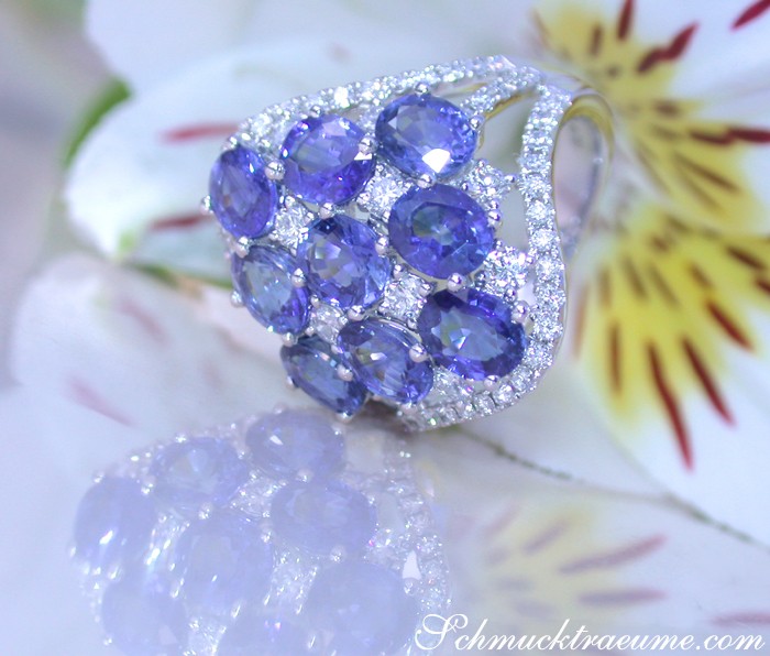 Detailansicht des Ceylon Saphir-Rings mit Brillanten in Weißgold 750