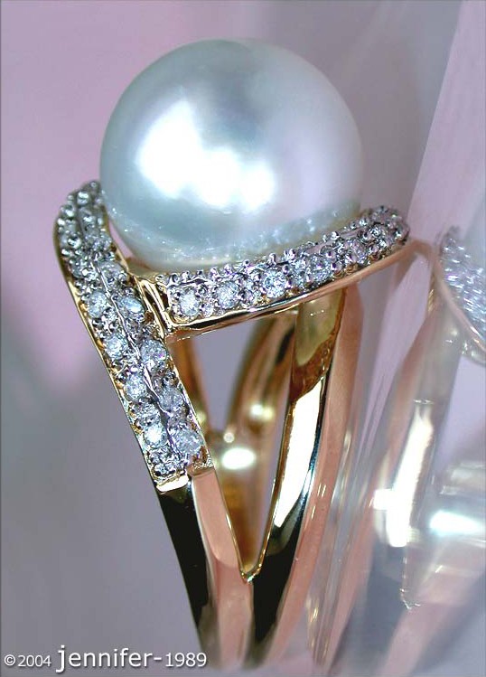 Gelbgold-Ring mit Perle und Brillanten, Detailaufnahme, elegant getragen