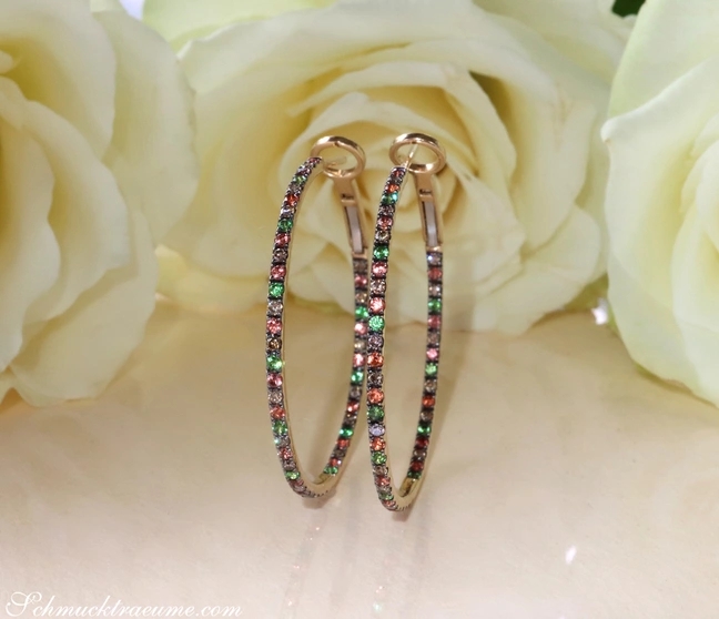 Zarte Creolen mit Diamanten, Saphiren & Tsavorite auf Rosenblättern. Zarte Creolen mit Diamanten, Saphiren & Tsavorite auf Rosenblättern.