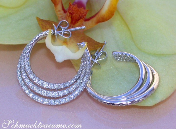 Silberne Creolen mit Brillanten auf Orchideenblüte