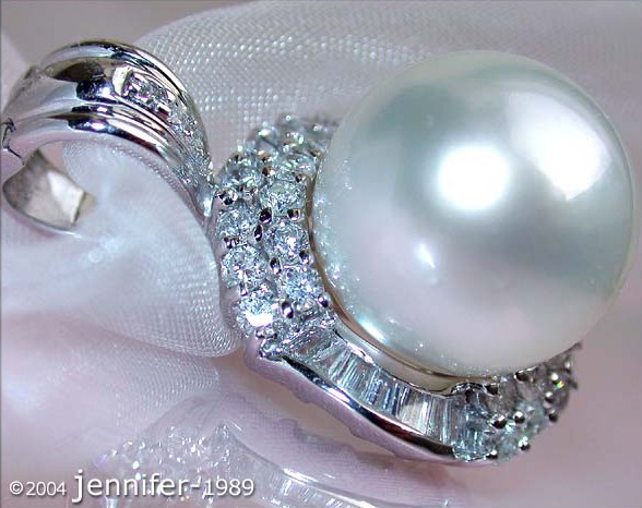 Weißgold-Anhänger mit makelloser Südseeperle und Diamantbesatz, Detailaufnahme