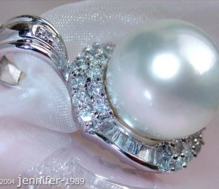 Weißgold-Anhänger mit makelloser Südseeperle und Diamantbesatz, Detailaufnahme