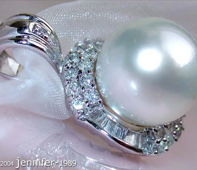 Weißgold-Anhänger mit makelloser Südseeperle und Diamantbesatz, Detailaufnahme Weißgold-Anhänger mit makelloser Südseeperle und Diamantbesatz, Detailaufnahme