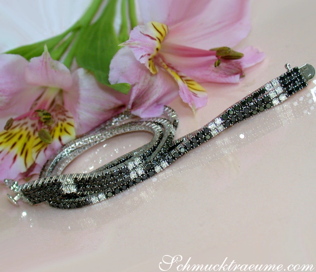 Schwarz-weißes Diamant-Tennisarmband mit 5.810 Karat, Detailaufnahme auf Blumenhintergrund. Schwarz-weißes Diamant-Tennisarmband mit 5.810 Karat, Detailaufnahme auf Blumenhintergrund.