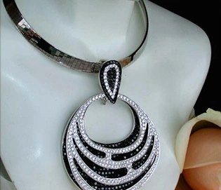 Schwarz-Weiß-Diamant-Anhänger mit funkelndem Brillanten in 750 Weißgold