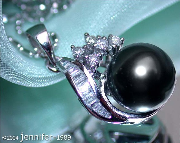 Femininer Tahitiperlen-Anhänger mit Diamanten in Weißgold 750, Detailaufnahme.