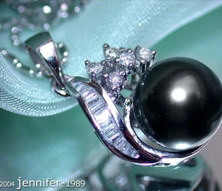 Femininer Tahitiperlen-Anhänger mit Diamanten in Weißgold 750, Detailaufnahme.