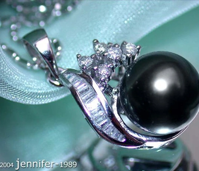 Femininer Tahitiperlen-Anhänger mit Diamanten in Weißgold 750, Detailaufnahme. Femininer Tahitiperlen-Anhänger mit Diamanten in Weißgold 750, Detailaufnahme.