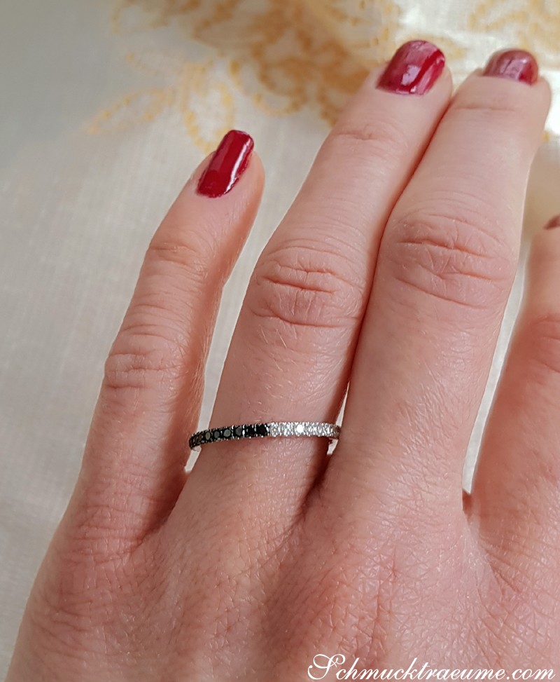 Wandelbarer Memory Ring mit weißen und schwarzen Diamanten - Image 3