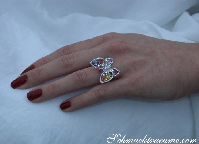 Weißgold 750 Schmetterling-Ring mit Multicolor Saphiren und Brillanten, Detailansicht auf weißem Tuch.