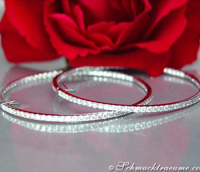 Riesige Brillanten Creolen aus Weißgold 585, 3.290 Karat, vor roter Rose Riesige Brillanten Creolen aus Weißgold 585, 3.290 Karat, vor roter Rose