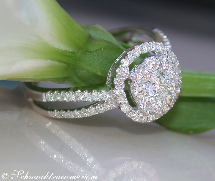 Detailaufnahme des eleganten Brillanten-Rings in Weißgold, umgeben von Blütenblättern