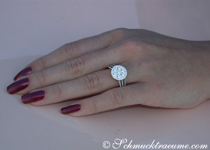 Extra flacher Brillanten-Ring auf Hand, detailreiches Design, farblich ansprechend